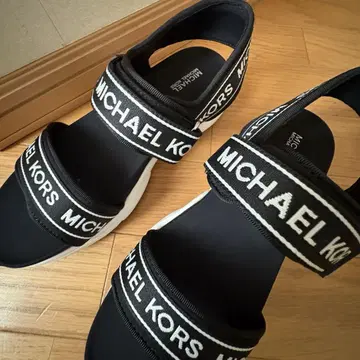 MICHEAL KORS 샌들