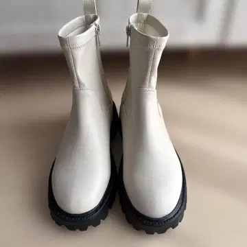 새상품 LEPSIM 제로 통굽 부츠 S 화이트