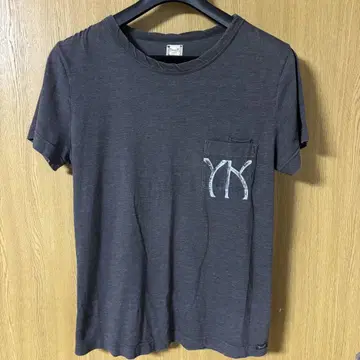 야누크 다크 그레이 포켓 부착 T셔츠 YANUK