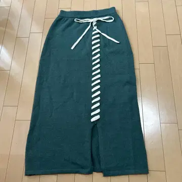 다크 그린 로프 포함 타이트 스커트