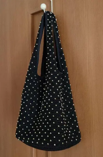 비즈 장식 블랙 토트백