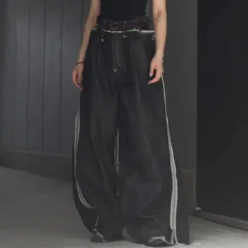 MINUS Slash Seam Inside-OutTwisted Jeans
