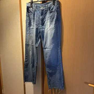 라이트 블루 스트레이트 청바지 프린지 밑단