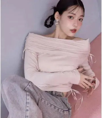 NICE CLAUP 드로스트 리본 오프숄더 상의