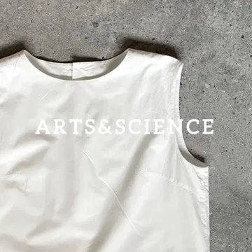 ARTS&SCIENCE 슬리브리스 상의
