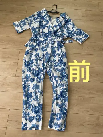 파랑과 화이트 꽃무늬 반팔 점프수트