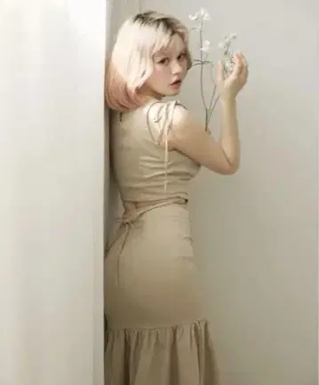 ANDMARY 슬리브리스 롱 원피스 베이지