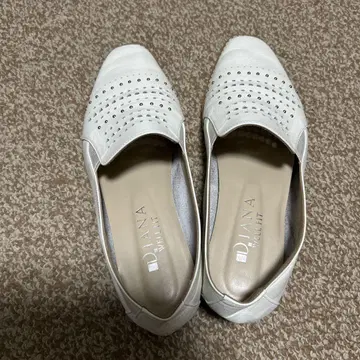다이애나 가죽 펀칭 플랫슈즈 24