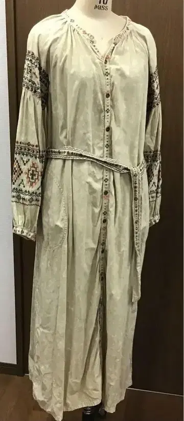 TITICACA 티티카카 자수 벨트 포함 긴팔 원피스