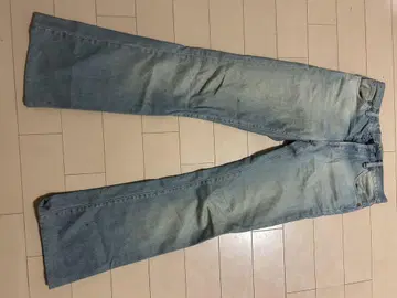 부츠컷 데님 옅은 파랑 얼룩 있음