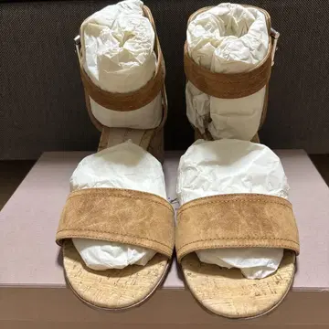 Gianvito Rossi 베이지 스웨이드 스트랩 샌들
