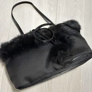 블랙 백, 파우치, 퍼, 모자 꽁지 부착, 반짝이는 원단