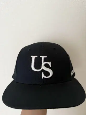 US 로고 자수 스냅백 캡 블랙