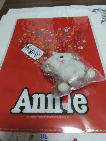 Annie 클리어 파일과 봉제 인형 세트