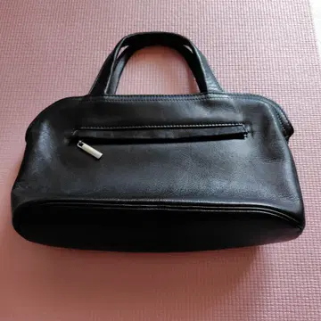 심플한 블랙 가죽 핸드백 아르카