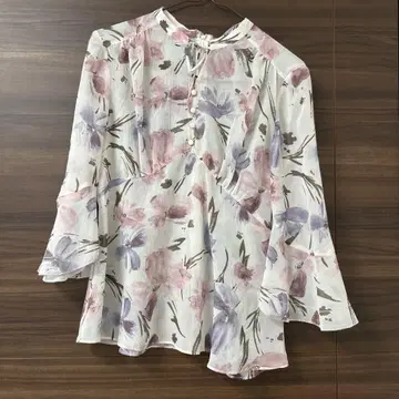 JILLSTUART 꽃무늬 상의