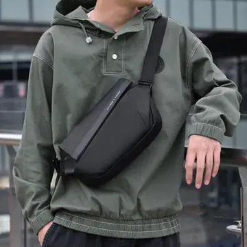 새상품 메신저 백 블랙 바디 백