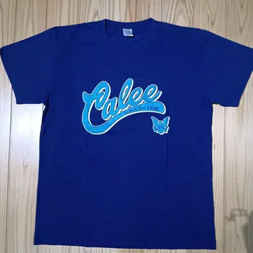 CALEE STRETCH LOGO PRINT TEE