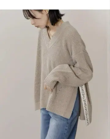 Eimee Law 니트 로고 테이프 V넥 사이드 슬릿 풀오버