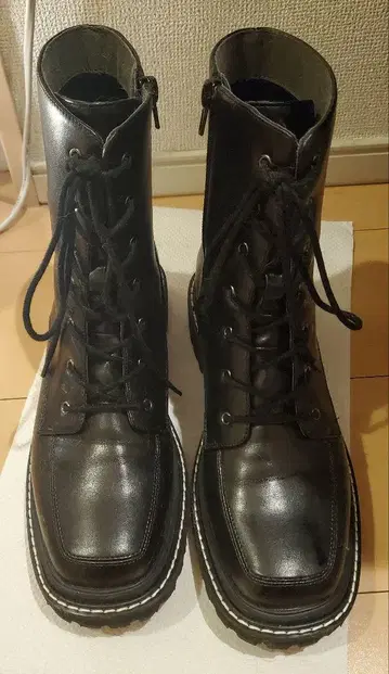 블랙 레이스업 부츠