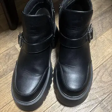 블랙 가죽 숏부츠 지퍼 포함