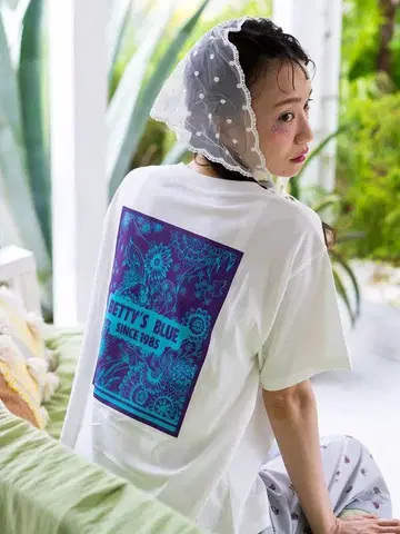 BETTY'S BLUE 백 프린트 T셔츠