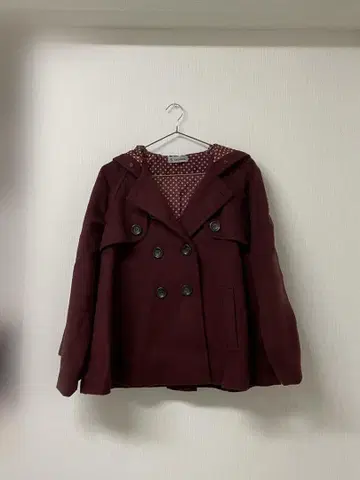 버건디 후드 부착 코트 도트