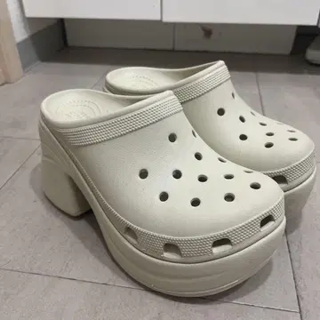 크림색 클로그 샌들 하이힐