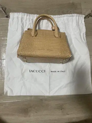 부속 가방 포함, IACUCCI 베이지 핸드백