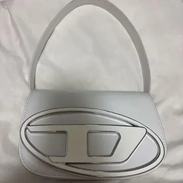 화이트 합성 피혁 숄더백 로고 플레이트 포함