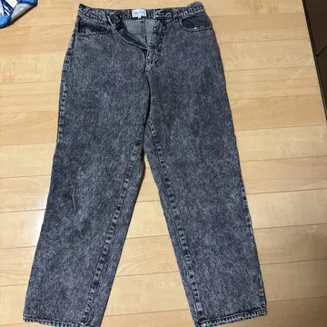 데미지 가공 그레이 스트레이트 데님 팬츠