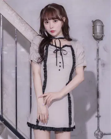 pium 프릴 절개 초커 컷 원피스