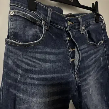 데미지 가공 다크 블루 데님 슬림 핏