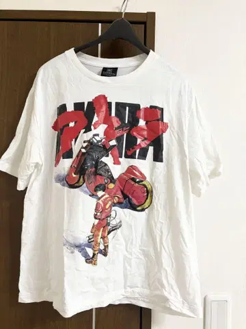 AKIRA T셔츠 화이트
