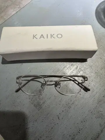 KAIKO 실버 안경 케이스 포함