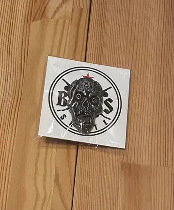 소프트 비닐 괴수전 BRUTALSKATES 핀 배지