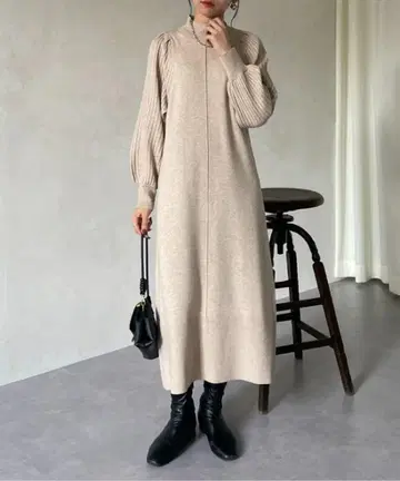 Thevon 소매 리브 하이넥 니트 원피스 베이지