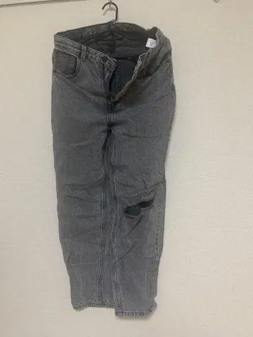 데미지 가공 그레이 스트레이트 데님 팬츠