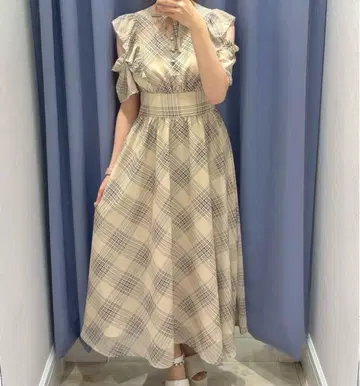 evelyn 체크 무늬 프릴 소매 롱 원피스 베이지 에블린
