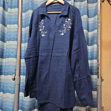 네이비 꽃무늬 자수 긴팔 풀오버