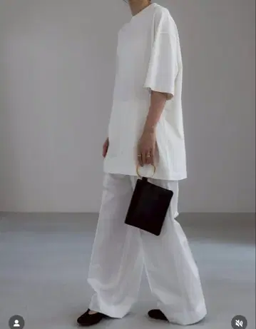미사용 새상품 digne hugeT white 디뉴