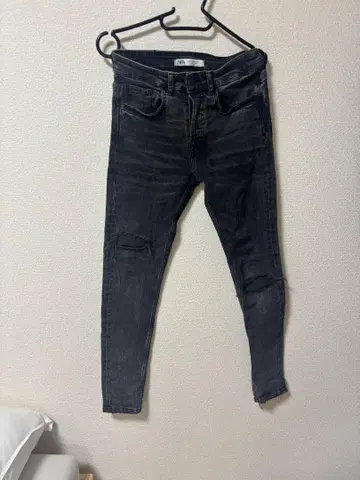 데미지 가공 다크 그레이 스키니 데님