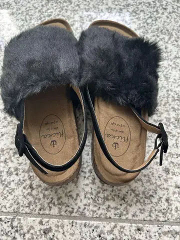 퍼 소재 블랙 샌들 백 스트랩