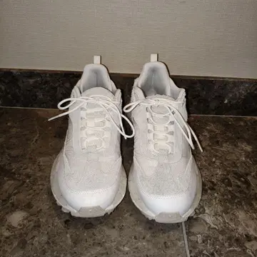 화이트 스웨이드 메쉬 스니커즈