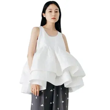 택 포함 미사용 새상품 Bibiy. DOVE PEPURAMU TOP