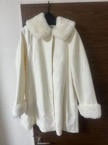 INGNI 퍼 장식 비쥬 화이트 롱 코트 비쥬 장식 롱 코트