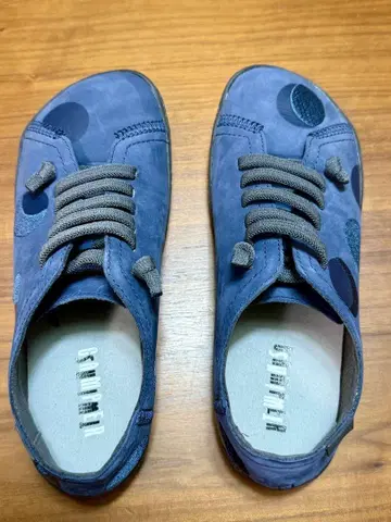 CAMPER 네이비 도트 무늬 스웨이드 신발