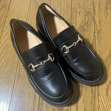 블랙 로퍼 금장 장식 통굽