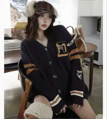 [ 미사용 새상품 ] 칼리지 와펜 V넥 니트 가디건