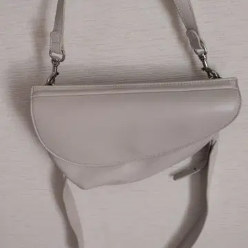 nouer 하프문형 숄더백 화이트